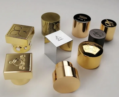 Comprensione e differenza tra la placcatura elettrolitica in oro reale e la p...